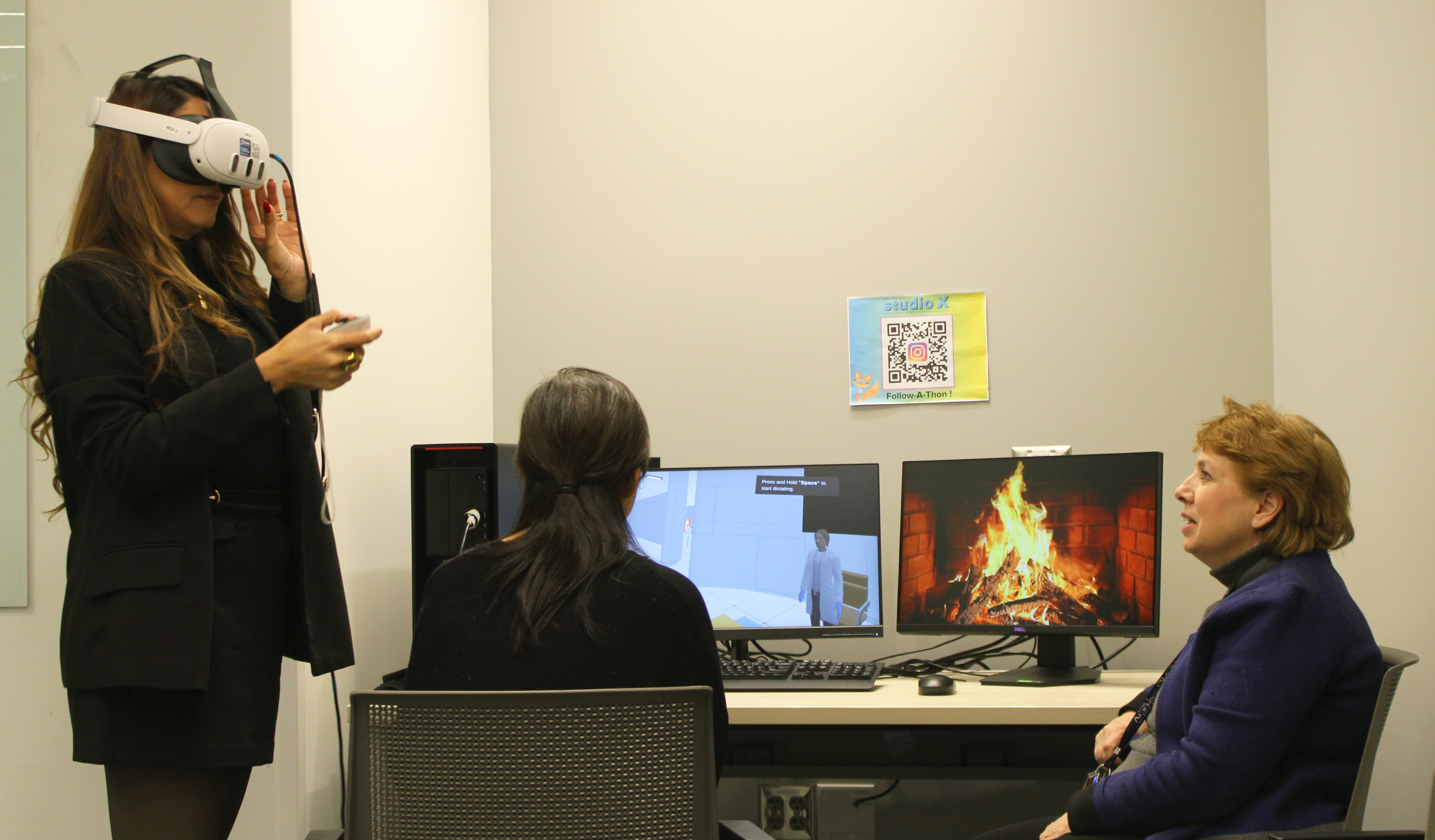 Student teaching people how to use Metaquest headset.
