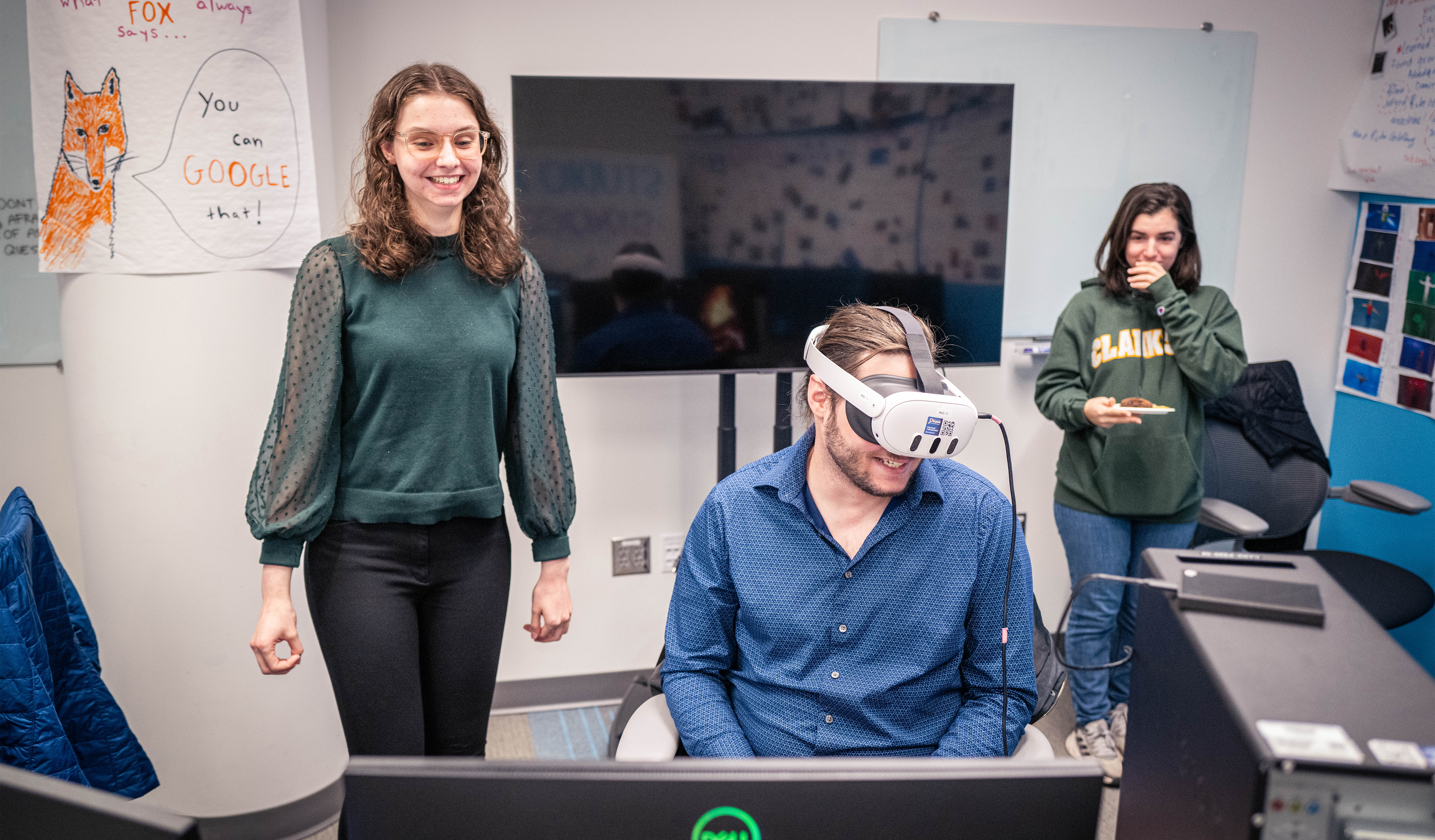Student teaching person how to use Metaquest headset.